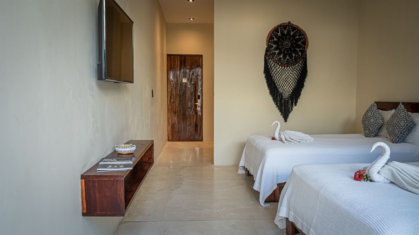 Moonshine Tulum Hotel: Deluxe quadruple room with two double beds and a wall TV