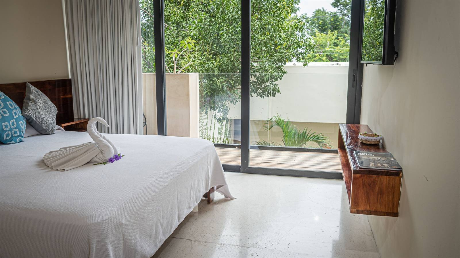 Moonshine Tulum Hotel: Deluxe double room with a king bed and green views