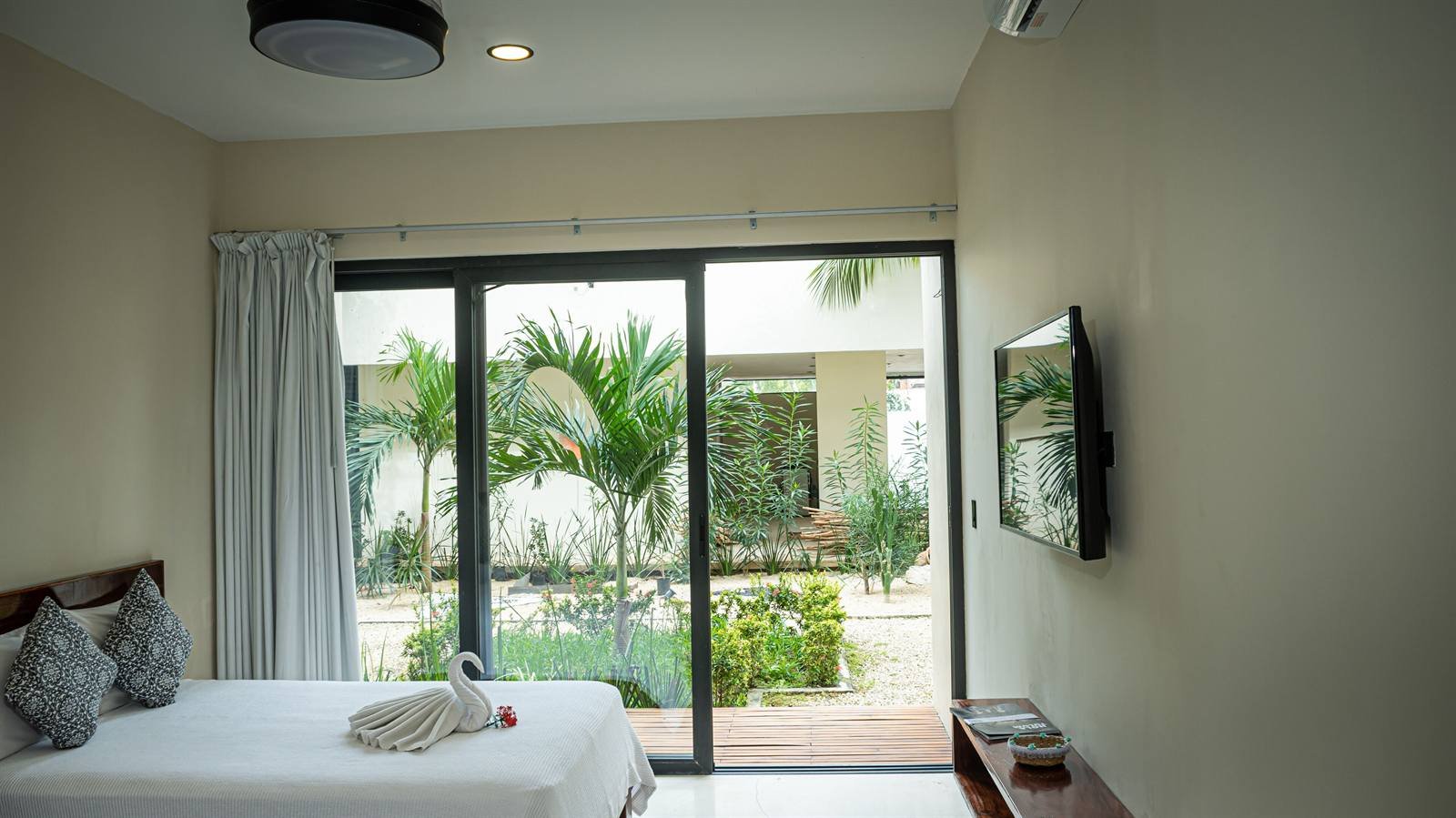 Moonshine Tulum Hotel: room with a sliding glass door onto the garden